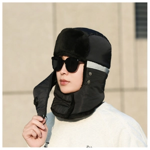 Détail du bonnet d'hiver avec doublure polaire, masque et tissu coupe-vent
