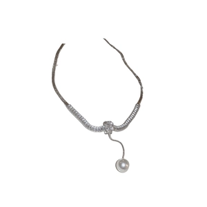 Elegante collana d'argento con cristalli di zircone e pendente di perla bianca