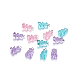 Set di 12 ciondoli a forma di orsetto in resina colorata con anelli in metallo viola e blu