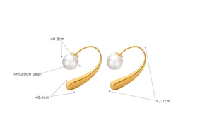 Detail view of gold-plated curved earrings with 0.8cm imitation pearl and dimensions