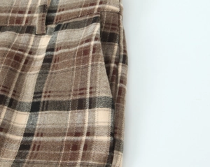 Détail de la couture de poche et du motif à carreaux sur le pantalon décontracté d'automne