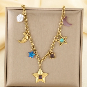 Détail du collier plaqué or 18k avec breloques étoile lune et perles baroques