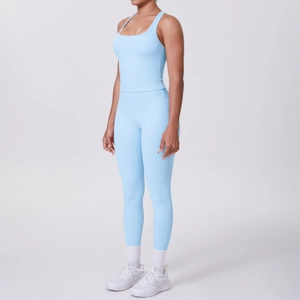 Détail de l'ensemble de sport haut dos nageur bleu clair et legging taille haute