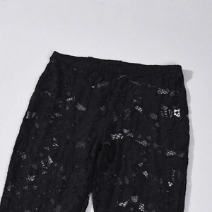 Gros plan détaillé sur un legging en dentelle transparente noire à taille élastique