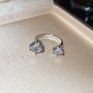 Vue macro d'une bague fleur en zircon étincelante avec détails de sertissage de luxe