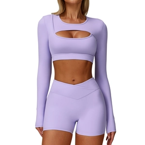 Ensemble de yoga lavande avec haut à manches longues ajouré et short à taille haute croisée