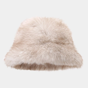 Gros plan sur la texture en fausse fourrure pelucheuse et le tissu beige de ce bob d'hiver