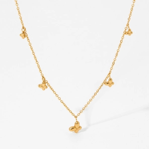 Exquisite goldene Edelstahlkette mit fünf zarten Schmetterlingsanhängern an einer feinen Kette