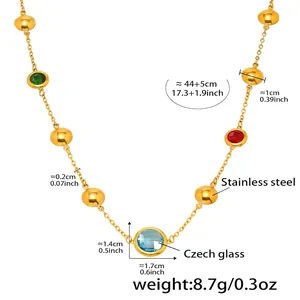 Détail du collier en acier inoxydable doré avec des pendentifs étincelants en verre tchèque