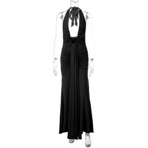 Détail d'une robe longue noire à dos nu avec décolleté en V profond et plis froncés sexy