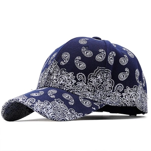 Casquette de baseball bleu foncé avec motif paisley blanc intégral et visière courbée