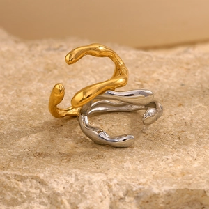 Vue macro d'une bague bicolore or 18 carats et argent style lave sur pierre