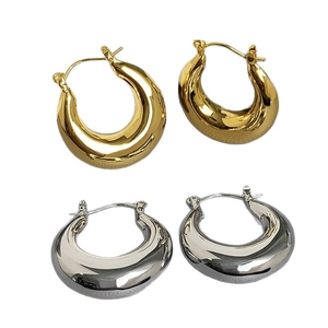 Boucles d'oreilles créoles gouttes dorées et argentées avec finition métallique