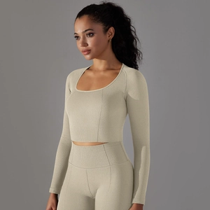 Primer plano de la textura de panal sin costuras en el top de yoga beige y leggings