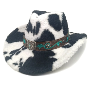 Détail du chapeau de cow-boy à motif vache avec bande en cuir brodée et boucle papillon argent