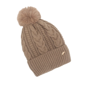 Détail du tricot à torsades et pompon en fausse fourrure sur bonnet d'hiver kaki