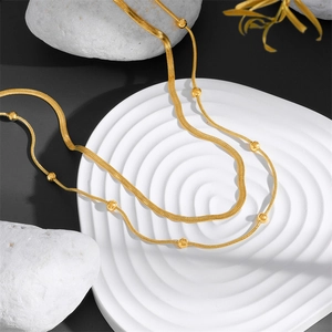 Collier double rang en titane doré avec perles et chaîne serpent plate élégante