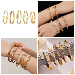 Set de cinco brazaletes dorados con margaritas, estrellas y piedras de circón de colores