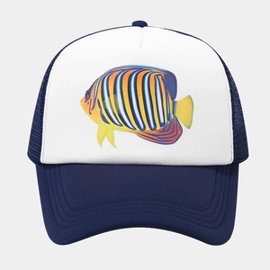 Detailansicht der blauen Trucker-Mütze mit buntem Fischmotiv auf weißer Vorderseite