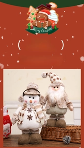 Detail einer gestrickten Weihnachtsfigur mit ausziehbaren Beinen und Pailletten