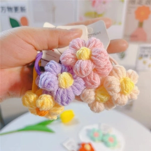 Gros plan d'élastiques à cheveux fleurs au crochet faits main et texture douce