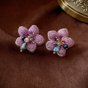 Boucles d'oreilles fleurs brodées violettes avec perles en cristal sur velours sombre
