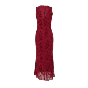 Vue détaillée du dos d'une robe longue à fleurs rouges avec coupe ajustée et ourlet sirène