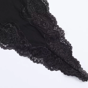 Gros plan sur les détails en dentelle noire et la base en tricot d'une robe élégante
