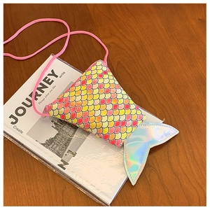 Détail du sac à bandoulière queue de poisson avec écailles colorées et argent holographique