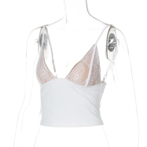 Gros plan détaillé du crop top en dentelle blanche avec texture de tissu en maille fine
