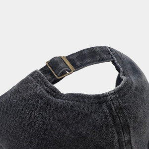 Dettaglio del cappellino vintage in cotone lavato con fibbia regolabile in metallo bronzo
