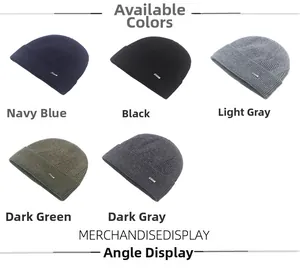 Vue à plat de bonnets en tricot pour hommes en cinq couleurs avec logo métallique