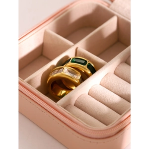 Bagues larges en acier doré 18 carats avec zircon vert dans un écrin rose élégant