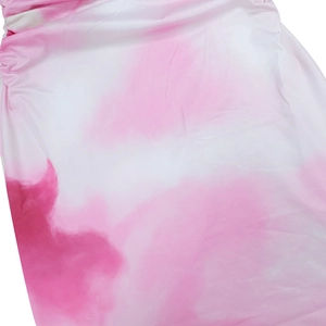 Détail du tissu tie-dye rose et blanc doux avec texture lisse et coutures à volants