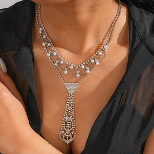 Vue détaillée du collier cravate argenté avec strass et perles porté par un mannequin