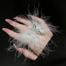 Dettaglio di un anello a farfalla di piume di lusso con piumaggio bianco e montatura argento