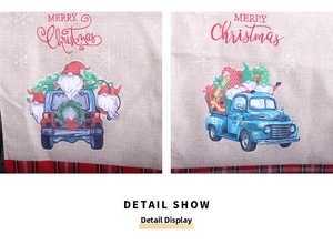Détail du chemin de table de Noël avec gnome en camion bleu sur tissu effet lin