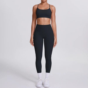 Détails de la brassière de sport noire et du legging taille haute pour yoga et fitness