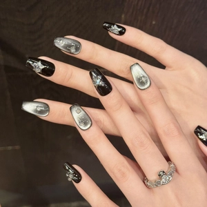Faux ongles faits main trapèze long avec effet œil de chat, étoiles argentées et noir