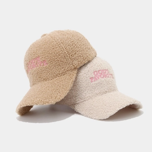 Plüschige Winter-Baseballmützen in Khaki und Cremeweiß mit God's Favorite Stickerei