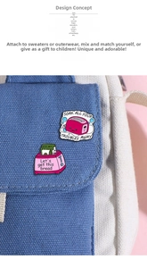 Detailansicht rosa Emaille-Pins als Toaster mit Sprüchen an einer Segeltuchtasche