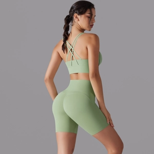 Dettaglio del set yoga verde salvia con reggiseno incrociato sulla schiena e pantaloncini