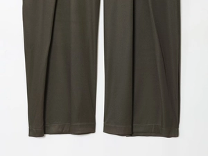 Detail der dunkeloliven Weitbeinhose mit Twill-Stoffstruktur und haltbaren Nähten