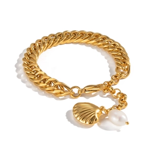 Bracelet à maillons gourmette en acier doré avec breloques perle et coquillage sur fond blanc
