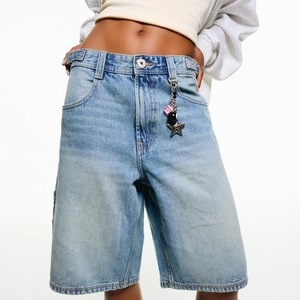 Lockere hellblaue Denim-Shorts für Damen mit Stern- und Würfelanhänger im modernen Look