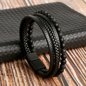 Détails macro d'un bracelet multicouche pour homme en cuir noir et pierres naturelles