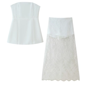 Détail de l'ensemble blanc deux pièces avec haut bandeau et jupe en dentelle ajourée