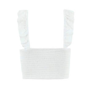 Gros plan sur un crop top blanc à volants avec une texture élastique détaillée
