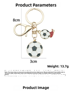 Detail eines Fußball Schlüsselanhängers mit Höhe 8cm und Breite 3cm mit Ball und Schuh