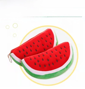 Detail von Plüsch Wassermelone Federmäppchen mit weicher Textur, Reißverschluss und Kette